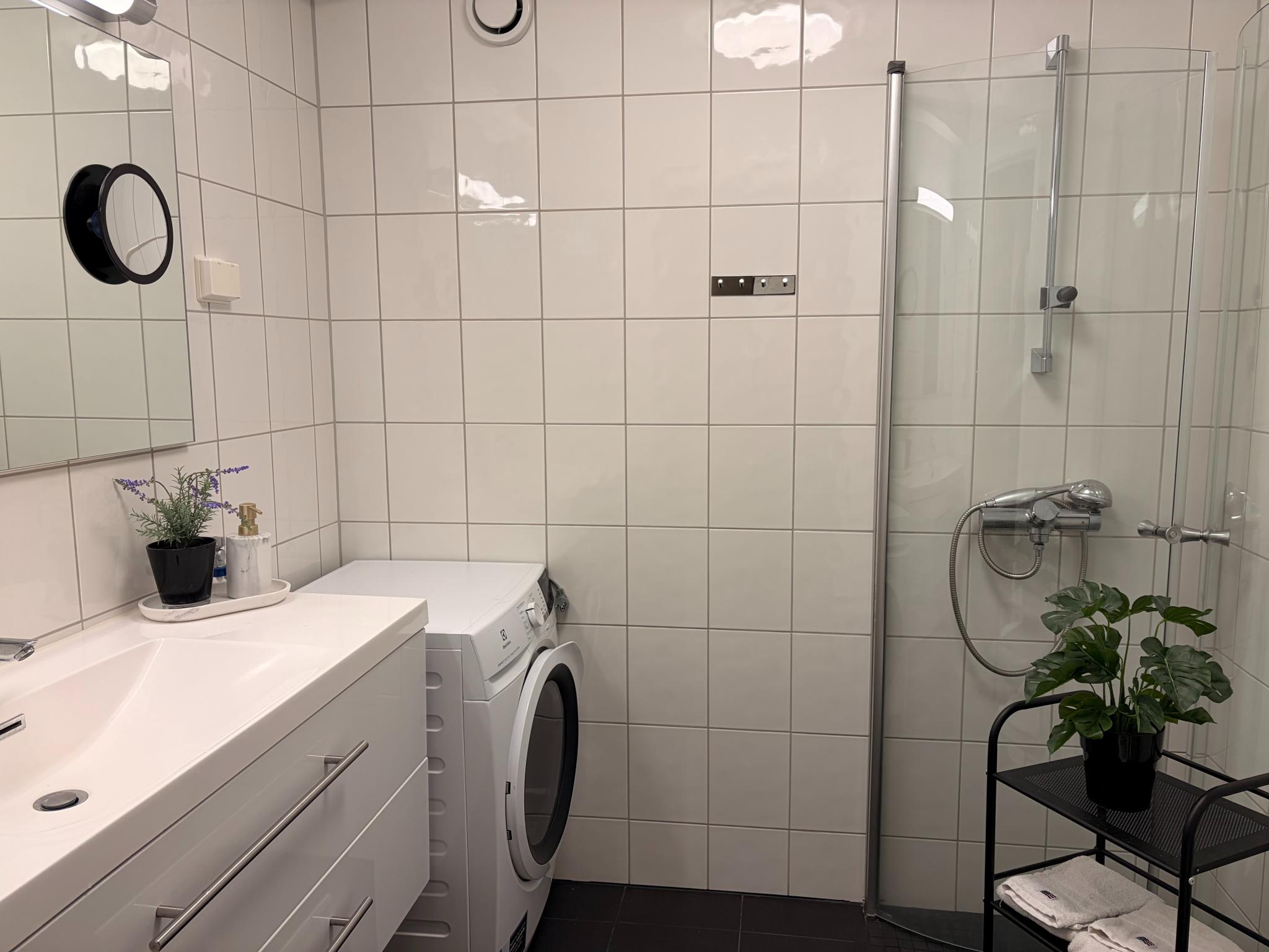 Bad med vaskemaskin med tørketrommel.
